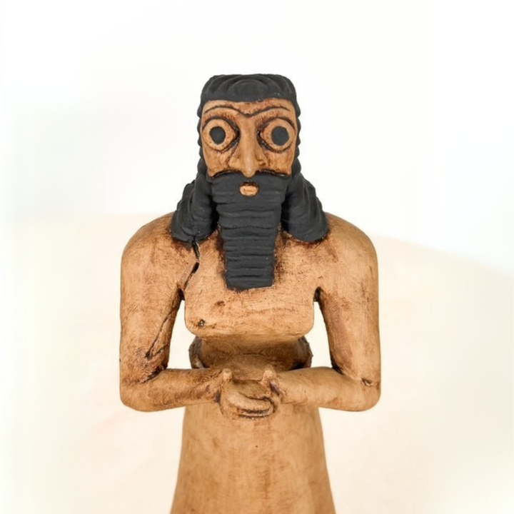 Tell Asmar'ın en ikonik figürlerinden biri olan Rahip-Kral, sakallı yüzü, derin bakışları ve örgülü eteğiyle Sümer yüksek statüsünü temsil eder. Yakın çekimde görülen geniş gözleri, "daima tanrı huzurunda olma" inancını sembolize ederken; el pozisyonu, sessiz ibadetin gücünü anlatır. Her detayı ArkeoArt sanatçıları tarafından birebir özenle yeniden şekillendirilmiştir.