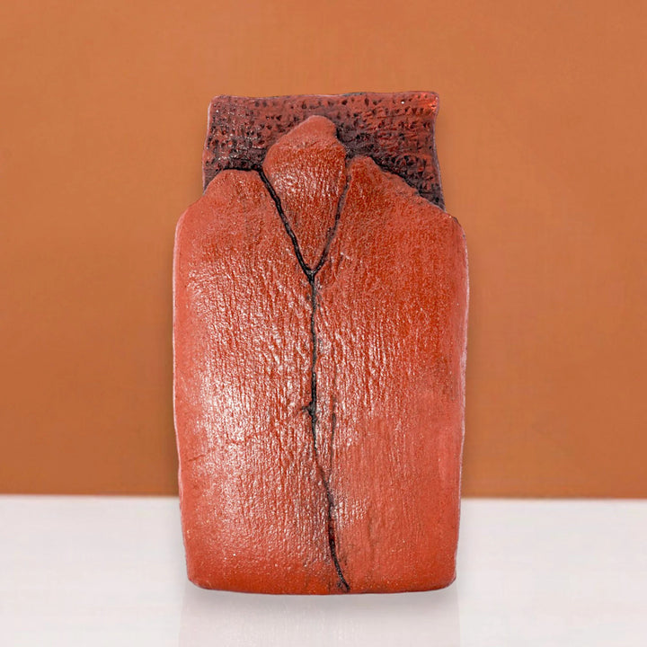 Kırmızı tonlu Sumerian Love Poem tabletinin arka yüz görünümü. Antik Mezopotamya kil tablet dokusuna sadık el boyaması detaylar. British Museum’daki orijinal Sümer aşk şiiri tabletinden ilham alınarak üretilmiş müze kalitesi replika. Ahşap kaide ile sergilenebilir, koleksiyon ve dekor amaçlı arkeolojik eser.
