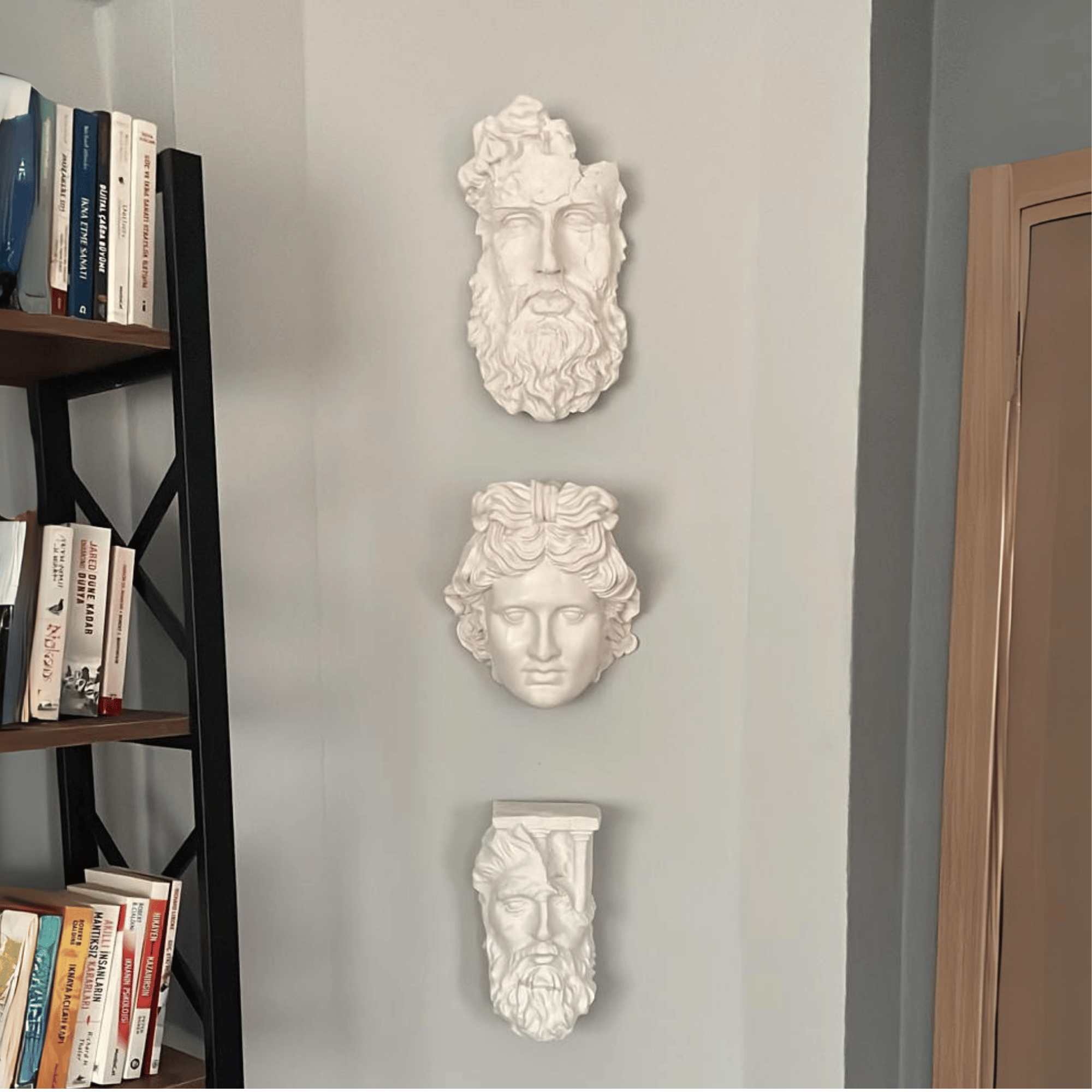 El yapımı müze kalitesinde Yunan mitolojisi duvar büstleri – üst üste asılı Poseidon, Apollo ve Zeus büstleri. Olimpos tanrılarının detaylı replikaları, dekoratif antik sanat, mitoloji koleksiyonları ve klasik duvar dekoru için ideal.