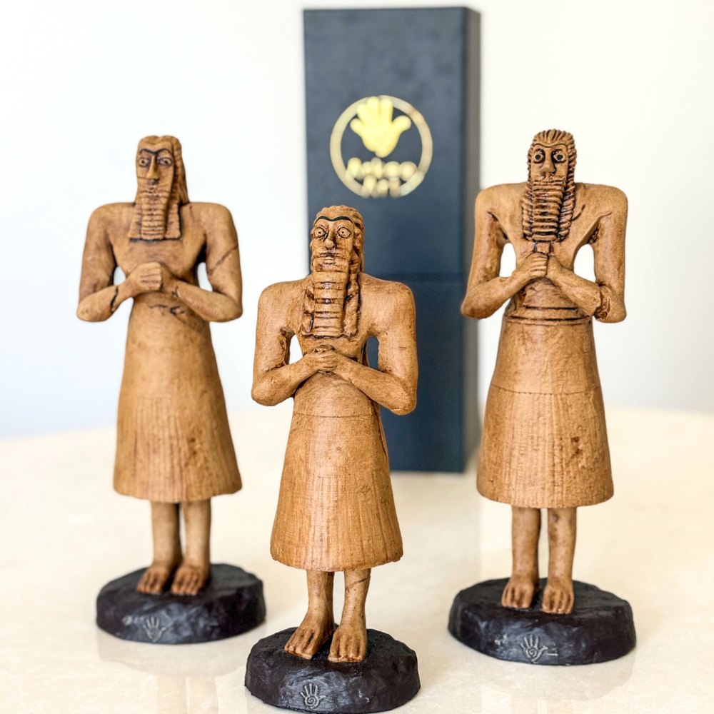 El yapımı 3 adet Sümer erkek adak heykeli, ArkeoArt'a özel siyah koleksiyon kutusu içinde sunulurken görüntüleniyor. Tapınak muhafızları temalı bu figürler, antik Mezopotamya'ya ait ruhani atmosferi yansıtıyor.