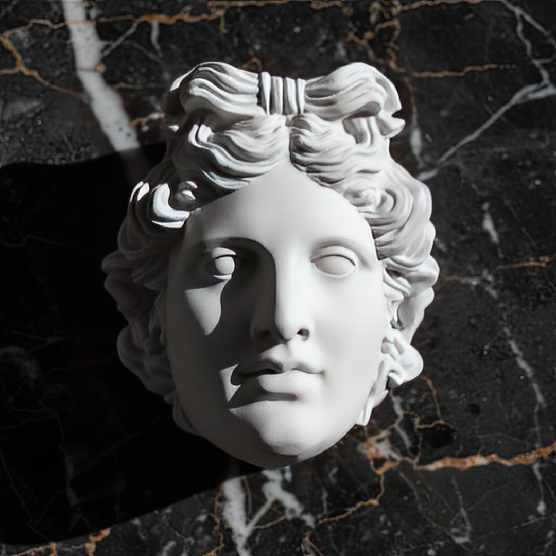 “Apollo bust photographed against a black background with dramatic lighting, emphasizing marble texture and mythological presence. A timeless statement for elegant home interiors.”
TR:
“Siyah arka plan ve dramatik ışık altında çekilmiş Apollo büstü — mermer dokusunu ve mitolojik varlığını vurguluyor. Zarif ev ortamları için zamansız bir ifade.”