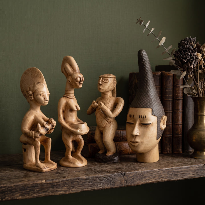 ArkeoArt Afrika Kabile Sanatı Koleksiyonu, antika kitaplar, tarihi haritalar, pirinç objeler ve koyu ahşap mobilyalarla hazırlanmış dark academia tarzı bir çalışma odasında sergileniyor. Yoruba, Benin Krallığı ve Senufo sanatından ilham alan bu müze kalitesindeki heykel seti; Batı Afrika kültürü, arkeoloji, antropoloji, etnografya ve dünya uygarlıkları koleksiyonları için etkileyici bir merkez parçasıdır.5