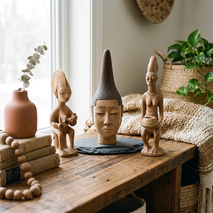 ArkeoArt Batı Afrika Heykel Koleksiyonu (4'lü Set), doğal ahşap mobilyalar, keten dokular, seramik aksesuarlar ve sıcak toprak tonlarıyla hazırlanmış bohem bir yaşam alanında sergileniyor. Yoruba, Benin ve Senufo kültürlerinden ilham alan bu el yapımı müze replikaları; Afrika Kabile Sanatı, Batı Afrika tarihi, antropoloji, etnografya ve kültürel miras koleksiyonlarına ilgi duyanlar için benzersiz bir dekoratif koleksiyon sunuyor.