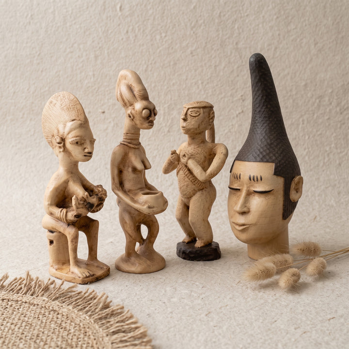 ArkeoArt Batı Afrika Heykel Koleksiyonu (4'lü Set), doğal ahşap mobilyalar, keten dokular, seramik aksesuarlar ve sıcak toprak tonlarıyla hazırlanmış bohem bir yaşam alanında sergileniyor. Yoruba, Benin ve Senufo kültürlerinden ilham alan bu el yapımı müze replikaları; Afrika Kabile Sanatı, Batı Afrika tarihi, antropoloji, etnografya ve kültürel miras koleksiyonlarına ilgi duyanlar için benzersiz bir dekoratif koleksiyon sunuyor.2