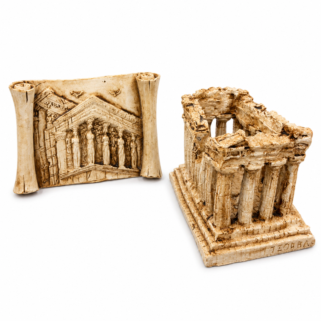 Akropolis Tapınak Seti detay görüntüsünde Parthenon sütunları ve Karyatidler Sundurması’nın kadın figürleri yakından görülüyor. Taş görünümlü yüzey dokusu ve el işçiliği detaylarıyla hazırlanan bu Greek temple replica seti, museum replica, ancient Greece decor ve architecture collection konseptleri için güçlü bir dekoratif sanat objesidir.