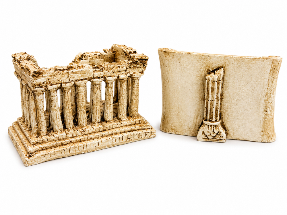 Akropolis Tapınak Seti arka açıdan beyaz arka planda sergileniyor. Parthenon Tapınağı’nın klasik sütun düzeni ve Erechtheion Tapınağı’nın ünlü Karyatid figürleri detaylı şekilde görülüyor. Antik Yunan sanatı ve mimarlık tarihinden ilham alan bu mini architecture set, arkeoloji koleksiyonları ve dark academia dekorasyonu için estetik bir obje sunar.