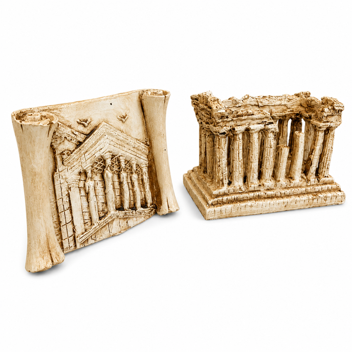 Parthenon ve Karyatidler Sundurması mini seti çapraz açıdan beyaz arka planda görüntüleniyor. Antik Yunan mimarisinin simgesi olan Akropolis yapıları, aged stone texture yüzeyi ve detaylı sütun formuyla dikkat çekiyor. Athens decor, classical architecture ve museum aesthetic yaşam alanları için dekoratif koleksiyon objesi olarak öne çıkar.