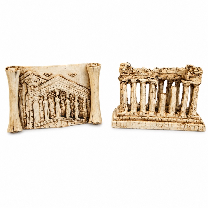 Akropolis Tapınak Seti beyaz arka planda ön açıdan sergileniyor. Parthenon Tapınağı ve Erechtheion Karyatidler Sundurması detaylarıyla hazırlanan bu antik Yunan mimari seti, Atina Akropolisi’nin en ikonik yapılarından ilham alınarak tasarlanmıştır. Museum-quality taş dokulu yüzeyiyle Greek architecture decor, dark academia ve historical interior dekorasyonu için koleksiyonluk mini mimari replikadır.