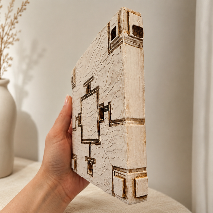 Elde ölçeklendirilmiş Liubo antik Çin masa oyunu replikası; 14 × 14 cm kare formunu, karakteristik geometrik tahta desenini, eskitilmiş yüzeyini ve el yapımı detaylarını gösteriyor. Han Hanedanlığı döneminde bilinen Liubo’nun Mawangdui mezarındaki arkeolojik buluntuları oyun hakkında önemli bilgiler sağlamış; tahta düzeni ayrıca antik Çin kozmolojisi, takvim sistemleri ve kehanet düşüncesiyle ilişkilendirilmiştir. by ArkeoArt