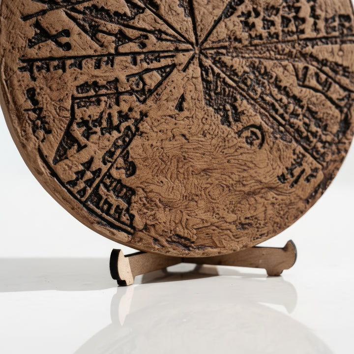 Tablet yüzeyinde çivi yazısı detaylarının yakın plan görüntüsü – Mezopotamya astronomisinin sembolik doku izleri. / Close-up of cuneiform details on the Sumerian star map – finely crafted surface texture representing early Mesopotamian sky mapping, handmade ArkeoArt replica.