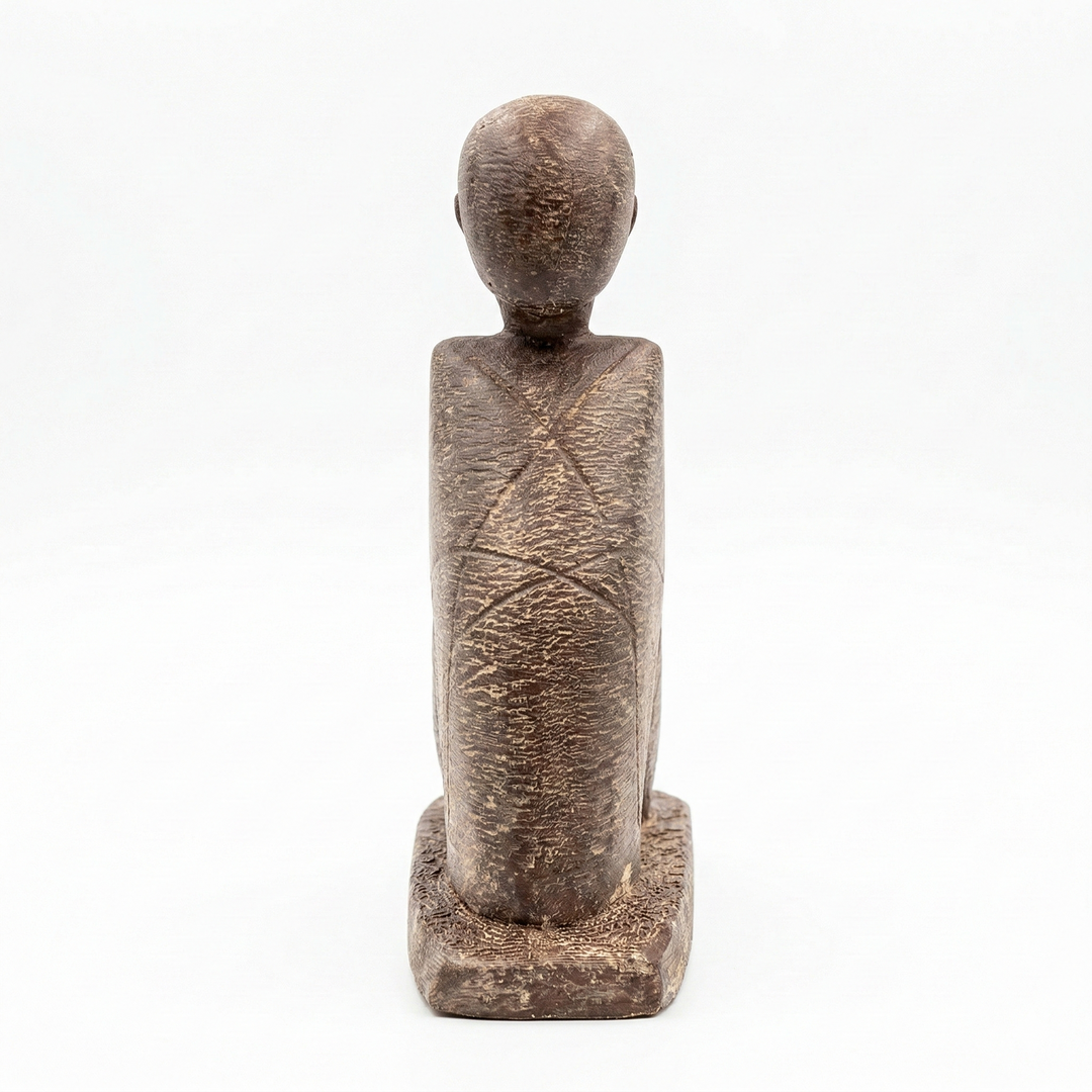 Antik Mısır Ba kuşu heykelinin arka açıdan görünümü. İnsan başlı kuş formundaki Bird-Man figürü, Mısır mitolojisinde ruhu temsil eden Ba sembolünden esinlenen koleksiyonluk arkeolojik replika heykel – ArkeoArt.