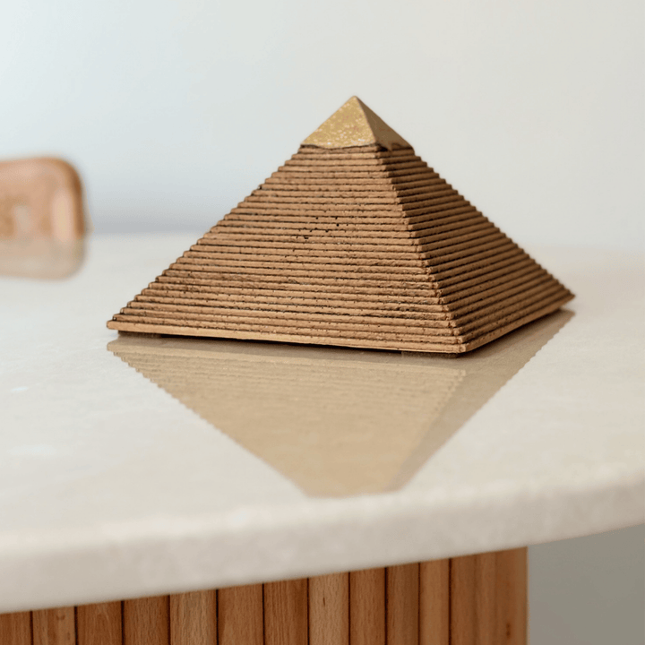 Çalışma masasında sergilenen Giza Piramidi modeli, prestijli ofis dekorasyonu ve ilham veren tarihî atmosfer yaratmak için mükemmel bir masa üstü heykel.