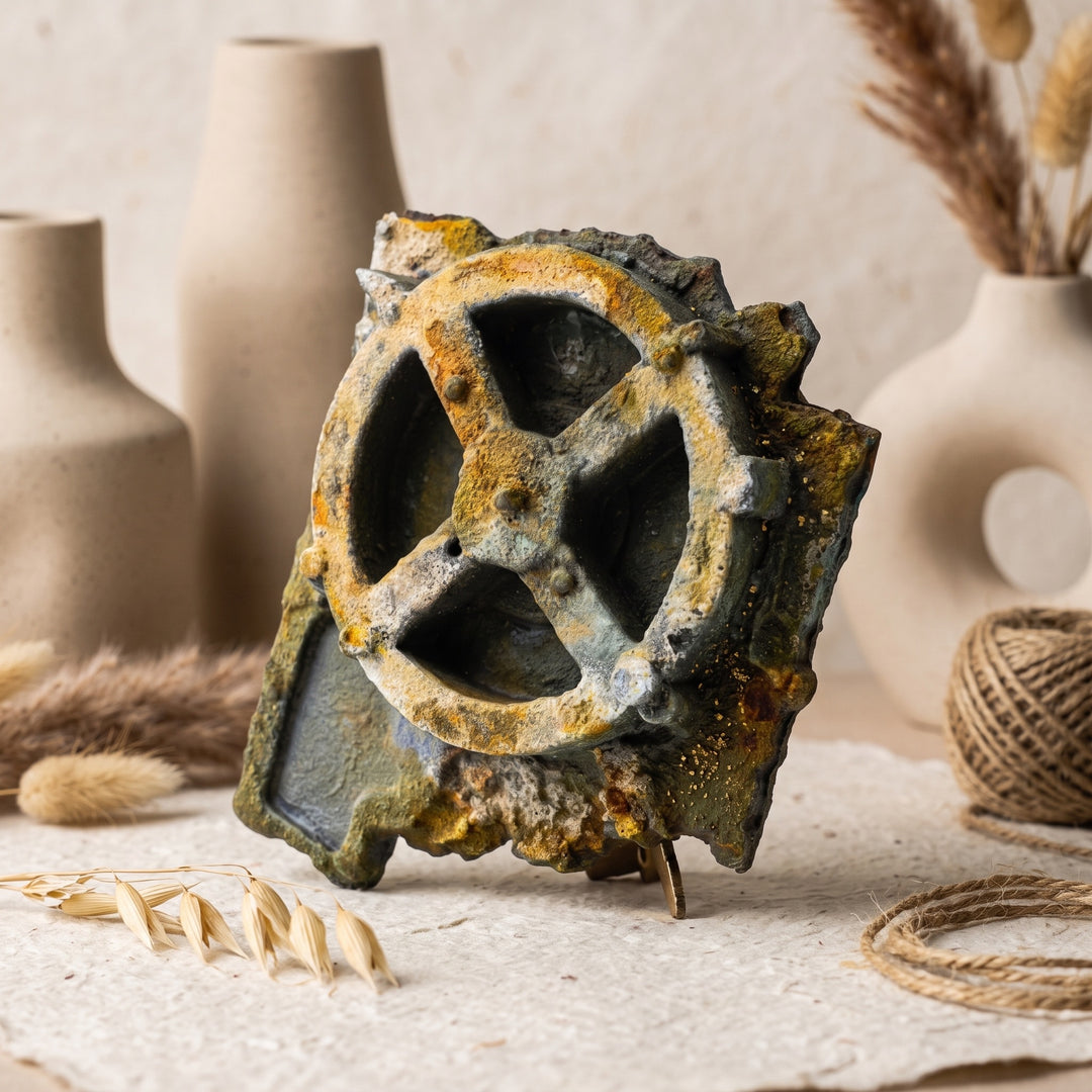 Doğal toprak tonlarının hâkim olduğu boho bir yaşam alanında sergilenen Antikythera Mekanizması Replikası (Fosil Yeşili Patinası), antik bronz oksit görünümünü yansıtan yüzeyiyle tarihî bir atmosfer oluşturur. Antik Yunan'ın en önemli teknolojik buluntularından biri olan bu mekanizma; astronomi, denizcilik, arkeoloji ve bilim tarihi meraklıları için müze kalitesinde hazırlanmış özel bir dekoratif sanat eseridir. ArkeoArt tarafından el işçiliğiyle üretilmiştir.