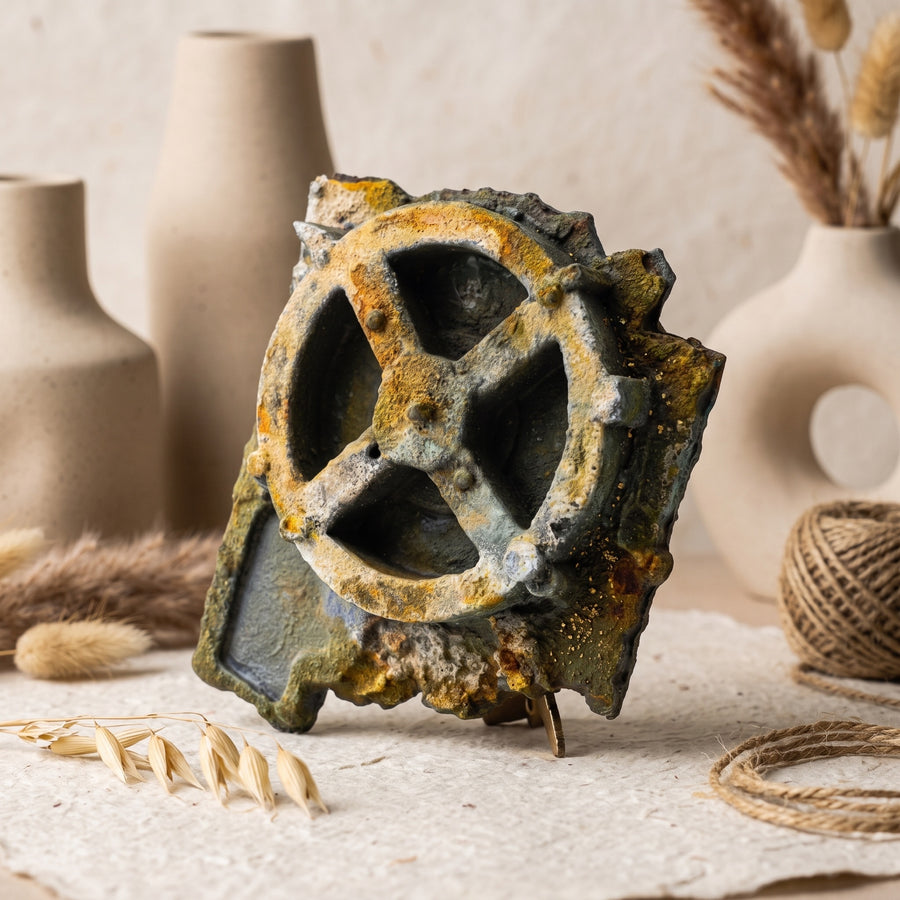 Doğal toprak tonlarının hâkim olduğu boho bir yaşam alanında sergilenen Antikythera Mekanizması Replikası (Fosil Yeşili Patinası), antik bronz oksit görünümünü yansıtan yüzeyiyle tarihî bir atmosfer oluşturur. Antik Yunan'ın en önemli teknolojik buluntularından biri olan bu mekanizma; astronomi, denizcilik, arkeoloji ve bilim tarihi meraklıları için müze kalitesinde hazırlanmış özel bir dekoratif sanat eseridir. ArkeoArt tarafından el işçiliğiyle üretilmiştir.