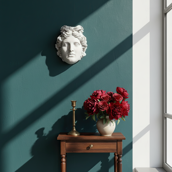 “Apollo wall bust displayed in a warm-toned living room, styled beside a vase and vintage books. Perfect for adding classical depth and mythological charm to boho or elegant interiors.”
TR:
“Sıcak tonlarda dekore edilmiş bir oturma odasında, vazo ve vintage kitaplarla birlikte sergilenen Apollo duvar büstü. Boho veya zarif iç mekanlara klasik derinlik ve mitolojik çekicilik katar.”