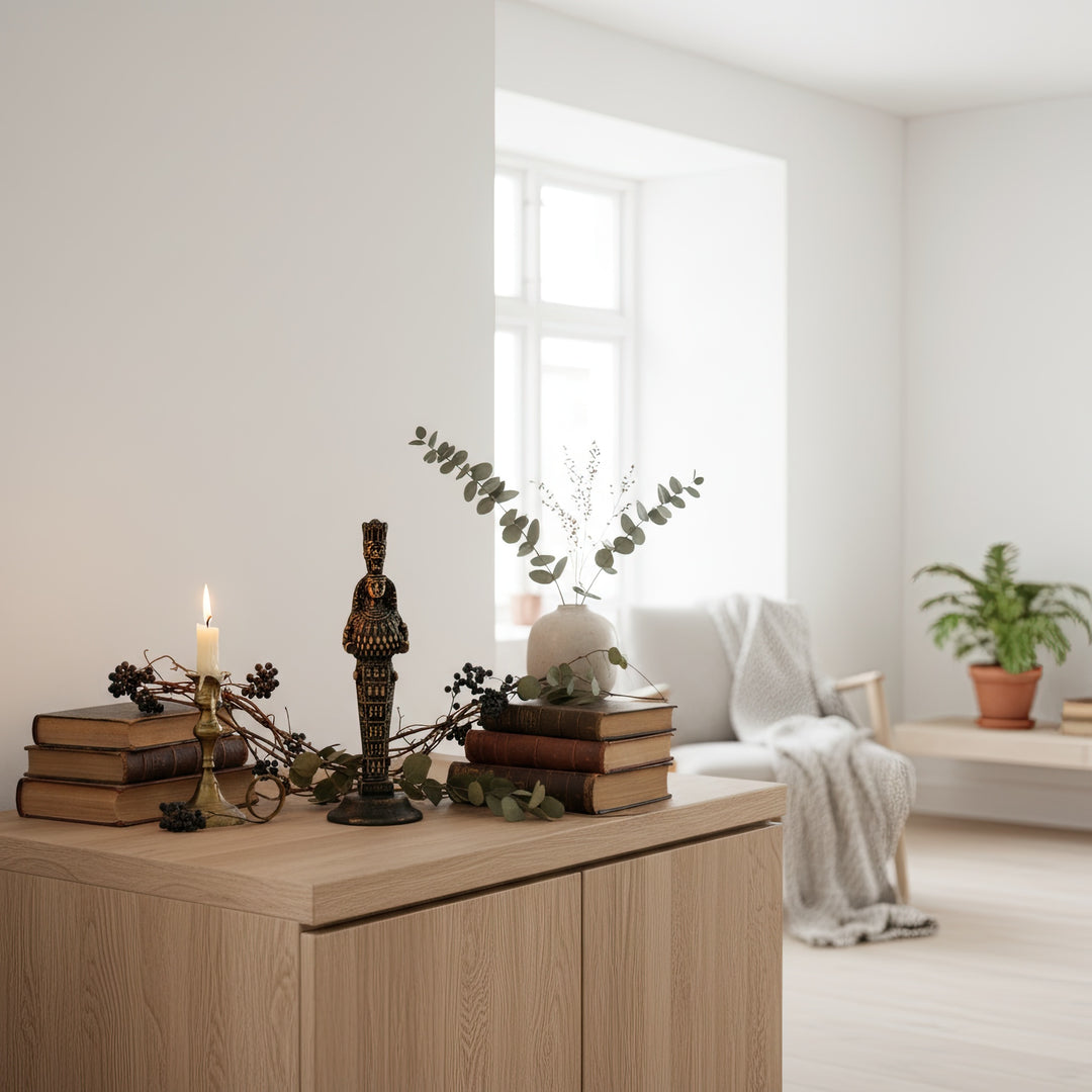 “Ephesus Artemis statue displayed on a wooden table with boho-style decor and dried florals, blending ancient mythology with modern artistic interiors.”
TR:
“Boho tarzı dekor ve kuru çiçeklerle süslenmiş ahşap bir masa üzerinde sergilenen Efes Artemis heykeli — antik mitolojiyi modern sanatsal iç mekanlarla buluşturur.”