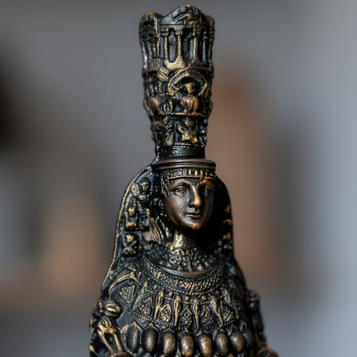 “Macro view of the goddess’s head and crown, showing the handcrafted texture, serene expression, and intricate symbolism inspired by ancient Ephesus sculpture.”
TR:
“Tanrıçanın başı ve tacına odaklanan makro detay — antik Efes heykelciliğinden esinlenen el işçiliği doku, huzurlu ifade ve sembolik zarafetiyle dikkat çekiyor.”