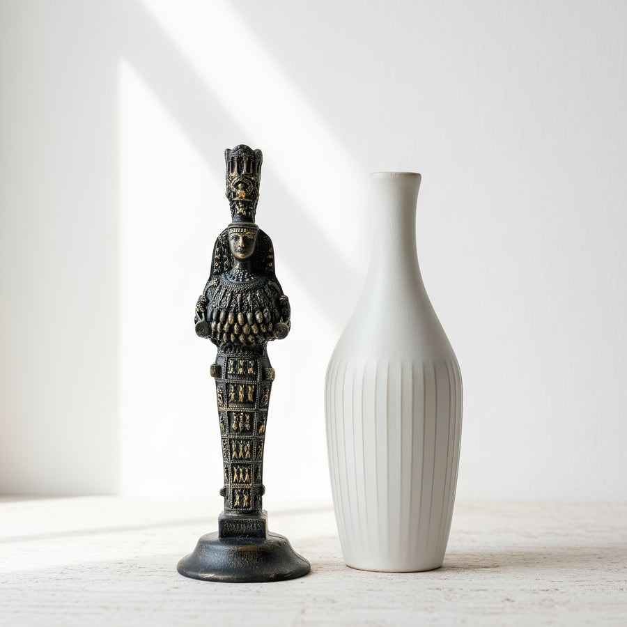 “Ephesus Artemis statue displayed beside a large decorative vase on a wooden table. The contrast between the handmade ceramic and the ancient goddess sculpture highlights a balance of divine femininity and artistic craftsmanship — a perfect centerpiece for boho or spiritual interiors.”
TR:
“Ahşap bir masa üzerinde büyük bir dekoratif vazonun yanında sergilenen Efes Artemis heykeli. El yapımı seramikle antik tanrıça figürünün yarattığı kontrast, tanrısal dişiliğin ve sanatsal el işçiliğinin dengesini vurgula