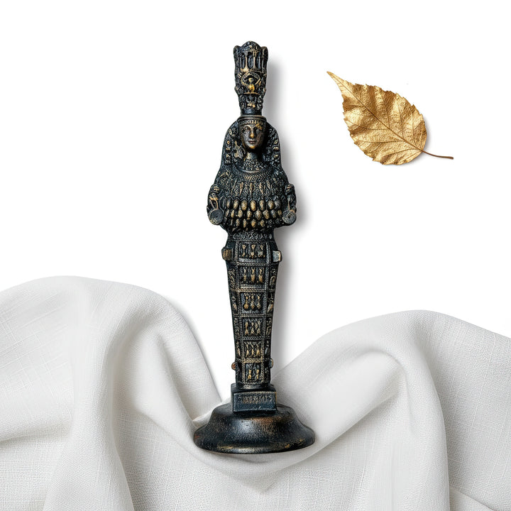 “Ephesus Artemis statue photographed against a clean white background, highlighting its intricate symbolic details and divine presence. Handmade replica of the ancient goddess of fertility and protection.”
TR:
“Beyaz bir arka plan önünde çekilmiş Efes Artemis heykeli — zarif sembolik detayları ve tanrısal duruşuyla öne çıkıyor. Doğurganlık ve koruma tanrıçasının el yapımı antik bir replikası.”
