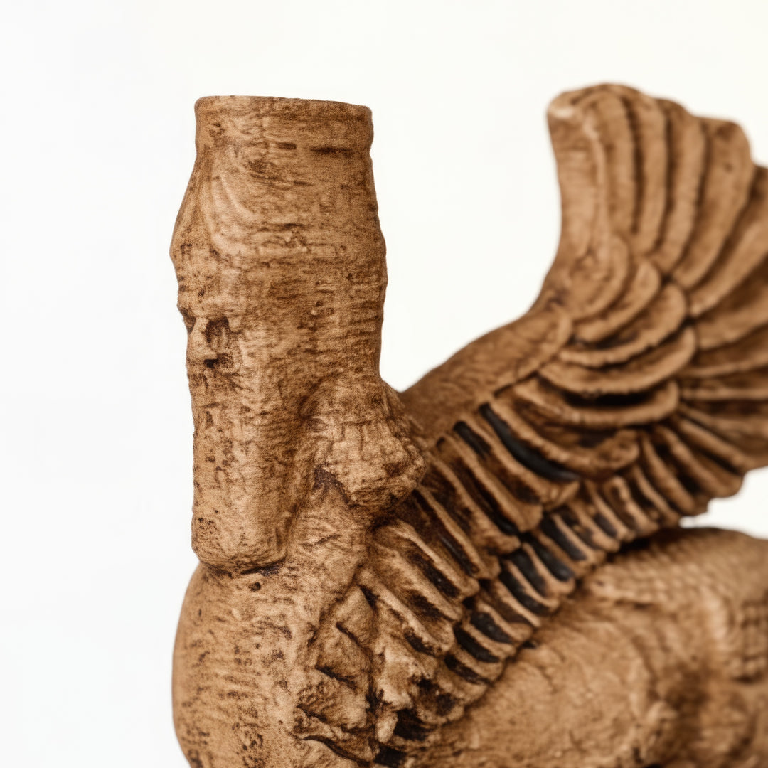 Asur Lamassu Heykeli’nin yüz ve kanat detaylarının yakın plan fotoğrafı — sakal, kanat tüyleri ve kabartma taş dokusu ustalıkla işlenmiştir. Bu el yapımı replik, antik Mezopotamya’nın koruyucu tanrısını yansıtır; müze kalitesinde, koleksiyonluk bir sanat objesidir. / Close-up of Assyrian Lamassu statue’s face and wing details — showcasing intricate beard texture, feather carvings, and symbolic relief patterns. Handmade Mesopotamian guardian deity replica by ArkeoArt, museum-quality sculpture for collectors.