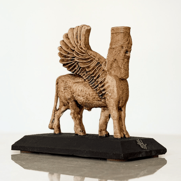 Lamassu heykelinin diğer çapraz açıdan çekilmiş görüntüsü, heykelin hem yüz ifadesini hem de beden yapısını karşılıklı açıdan detaylandırır. Ters perspektif, ürünün üç boyutlu etkisini artırırken, özellikle altar ve masaüstü dekorasyonları için uygun bir görünüm sunar. Bu Lamassu replikası, hem estetik hem de sembolik anlam taşıyan bir Mezopotamya figürüdür.