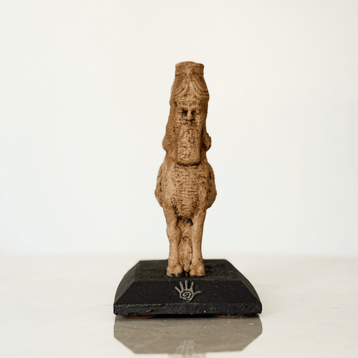 İnsan başlı, taç giymiş Lamassu figürünün önden görünümü; simetrik ve dengeli duruşuyla güç ve koruma hissi verir. Asur sanatında sıkça görülen bu kutsal bekçi figürü, tapınak girişlerine yerleştirilerek ruhani koruma sağlardı. Bu replikada detaylı yüz hatları, heykelin tarihsel doğruluğunu ve estetik bütünlüğünü destekler.