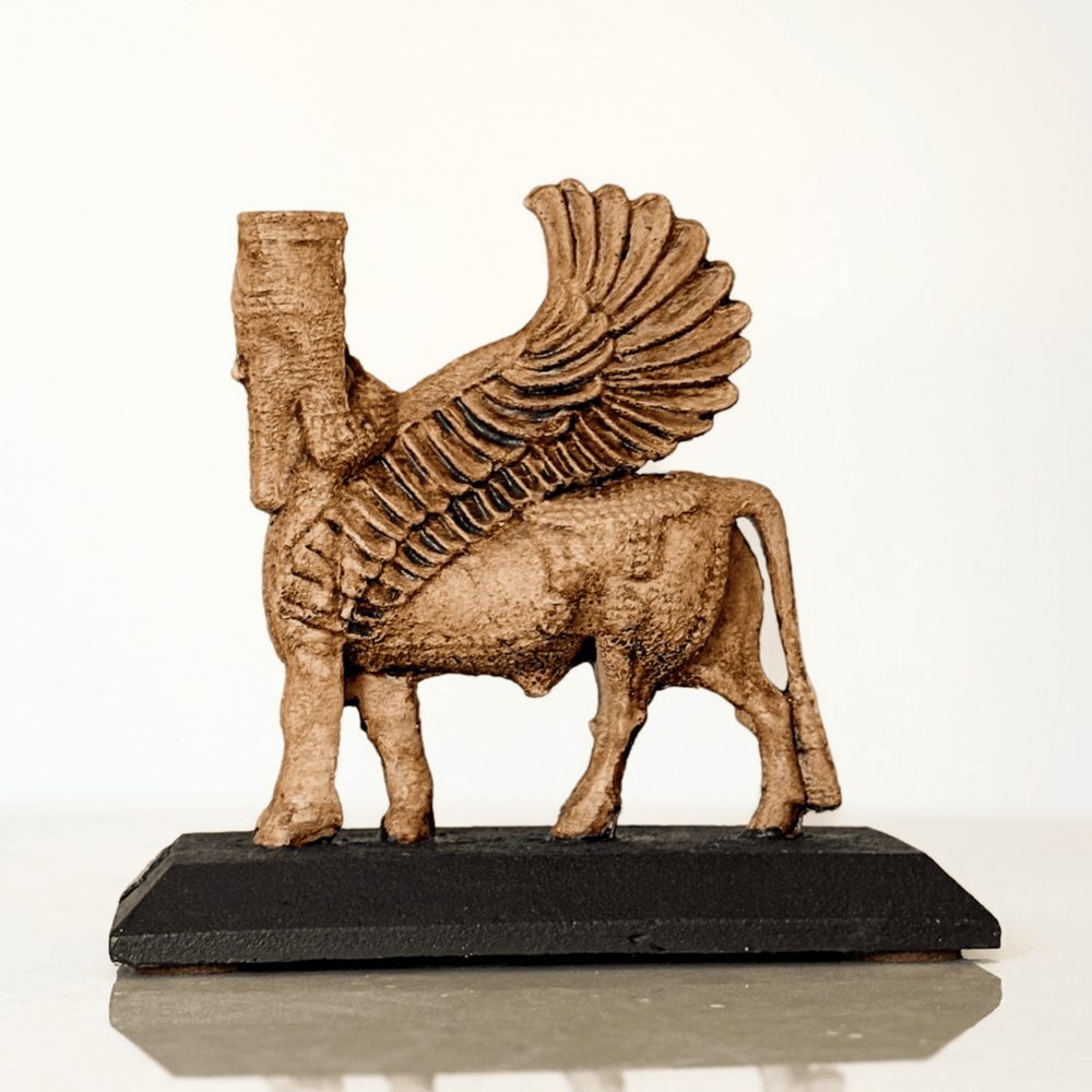 Lamassu heykeli yan profilden çekilmiş ve Asur kabartmalarındaki gibi yürüyen bir formda tasvir edilmiştir. Kartal kanatları ve güçlü boğa bacakları detaylı şekilde modellenmiştir. Bu mitolojik koruyucu figür, Asur tapınaklarının girişinde kullanılan sembolleri modern yaşam alanlarına taşır. Asur mitolojisi, antik Mezopotamya sanatı ve koruyucu heykel temaları görselde vurgulanır.
