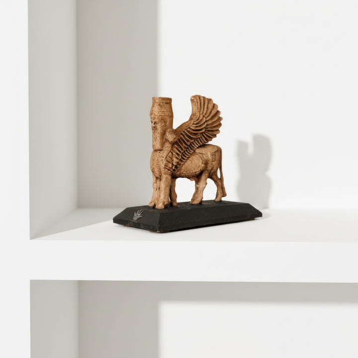 Asur Lamassu Heykeli – Antik Mezopotamya’nın koruyucu ruhunu temsil eden kanatlı boğa tanrısı replikası. ArkeoArt tarafından üretilmiş el yapımı müze kalitesinde sanat eseri. / Assyrian Lamassu Statue – Handmade winged bull guardian deity from ancient Mesopotamia, museum-quality sculpture by ArkeoArt, symbol of protection and wisdom.