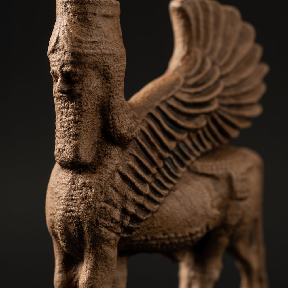 Koyu fonda dramatik ışıkla vurgulanan Asur Lamassu heykeli – koruma sembolü olarak zarafet ve gücü bir araya getirir. / Assyrian Lamassu statue on dark background – illuminated with artistic lighting to emphasize divine power and protection symbolism, museum art photography.
