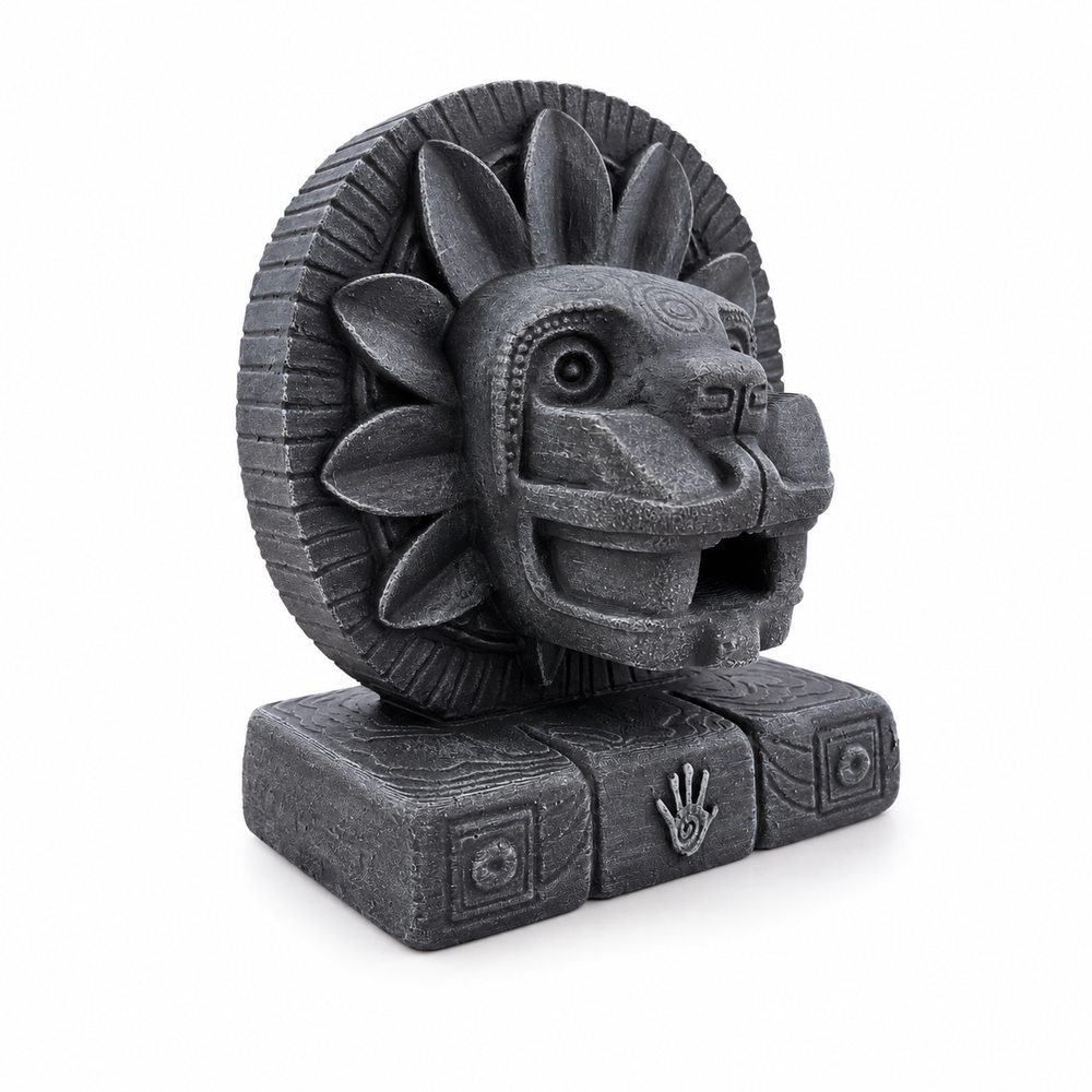 Quetzalcoatl heykelinin beyaz arka planda çapraz açıdan görünümü. Aztek mitolojisi ve Mesoamerika kültüründen ilham alan dragon head formu; dark academia, tribal luxury ve mythology decor konseptleri için güçlü bir museum-style dekoratif heykel atmosferi oluşturur by ArkeoArt