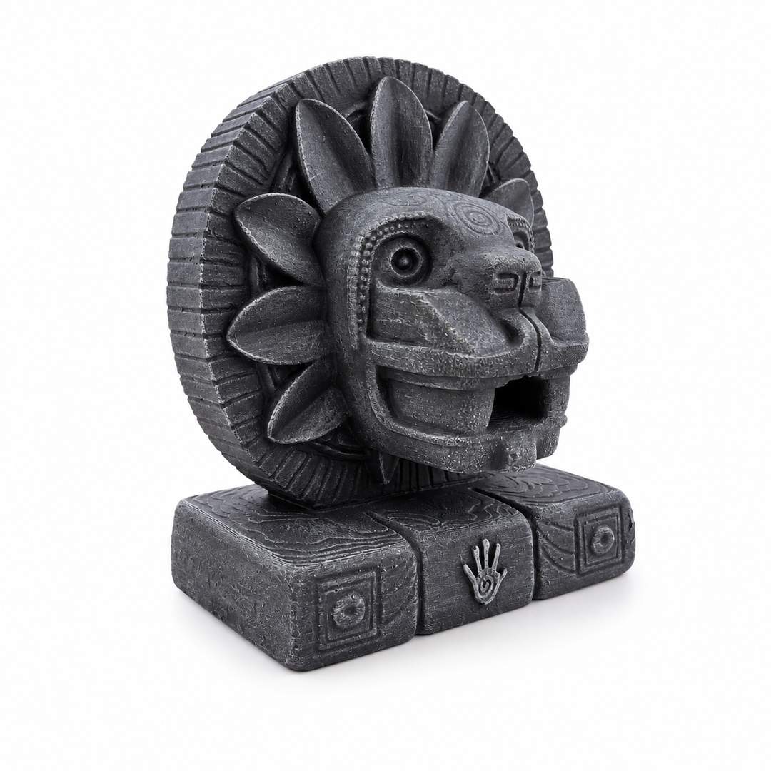 Quetzalcoatl heykelinin beyaz arka planda çapraz açıdan görünümü. Aztek mitolojisi ve Mesoamerika kültüründen ilham alan dragon head formu; dark academia, tribal luxury ve mythology decor konseptleri için güçlü bir museum-style dekoratif heykel atmosferi oluşturur by ArkeoArt