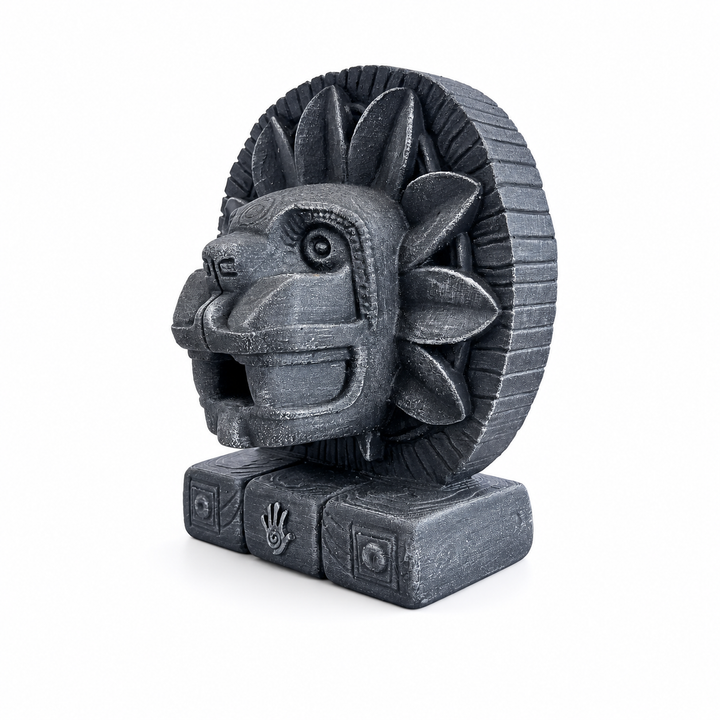 Aztek Quetzalcoatl dragon head heykelinin farklı çapraz açıdan detay görünümü. Tüylü Yılan Tanrısı ikonografisinden ilham alan bu museum-style Mesoamerika dekoru; taş dokulu yüzeyi ve dramatik tribal formuyla koleksiyonluk mythology sculpture estetiği sunar by ArkeoArt