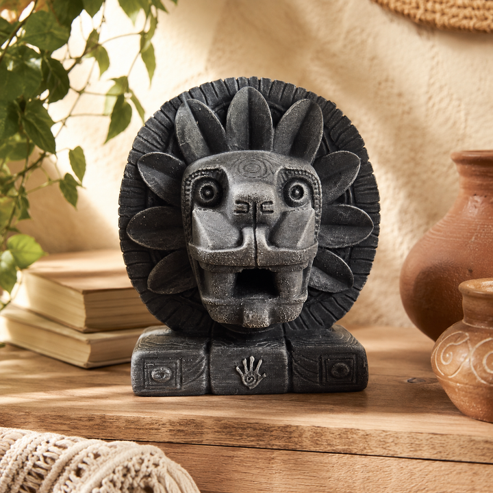 Aztek Quetzalcoatl heykelinin bohem tarz yaşam alanında sergilendiği lifestyle görünüm. Tribal luxury dekorasyonu, mythology decor ve antik uygarlık temalı iç mekan estetiğini birleştiren museum-style dragon head sculpture. Koleksiyonluk Mesoamerika sanat objesi by ArkeoArt