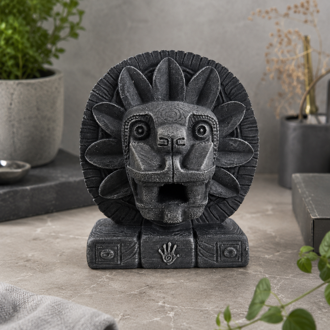 Quetzalcoatl heykelinin dark academia tarzı çalışma odasında sergilendiği lifestyle görünüm. Aztek mitolojisi ve Mesoamerika sanatından ilham alan dragon head sculpture; kitaplık, koleksiyon rafı ve museum-style iç mekan dekorasyonu için güçlü atmosfer oluşturan tribal sanat objesidir by ArkeoArt