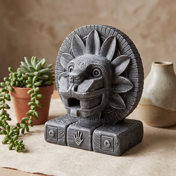 ArkeoArt Aztek Tüylü Yılan Tanrısı Quetzalcoatl Heykeli, doğal ahşap mobilyalar, keten dokular, seramik aksesuarlar ve sıcak toprak tonlarıyla hazırlanmış bohem bir yaşam alanında sergileniyor. Antik Mezoamerika uygarlıklarından ilham alan bu el yapımı müze replikası; Aztek mitolojisi, Quetzalcoatl, arkeoloji, tarih ve antik uygarlık koleksiyonlarına ilgi duyanlar için dikkat çekici bir dekoratif eserdir.2