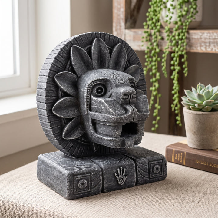 ArkeoArt Aztek Tüylü Yılan Tanrısı Quetzalcoatl Heykeli, doğal ahşap mobilyalar, keten dokular, seramik aksesuarlar ve sıcak toprak tonlarıyla hazırlanmış bohem bir yaşam alanında sergileniyor. Antik Mezoamerika uygarlıklarından ilham alan bu el yapımı müze replikası; Aztek mitolojisi, Quetzalcoatl, arkeoloji, tarih ve antik uygarlık koleksiyonlarına ilgi duyanlar için dikkat çekici bir dekoratif eserdir.4