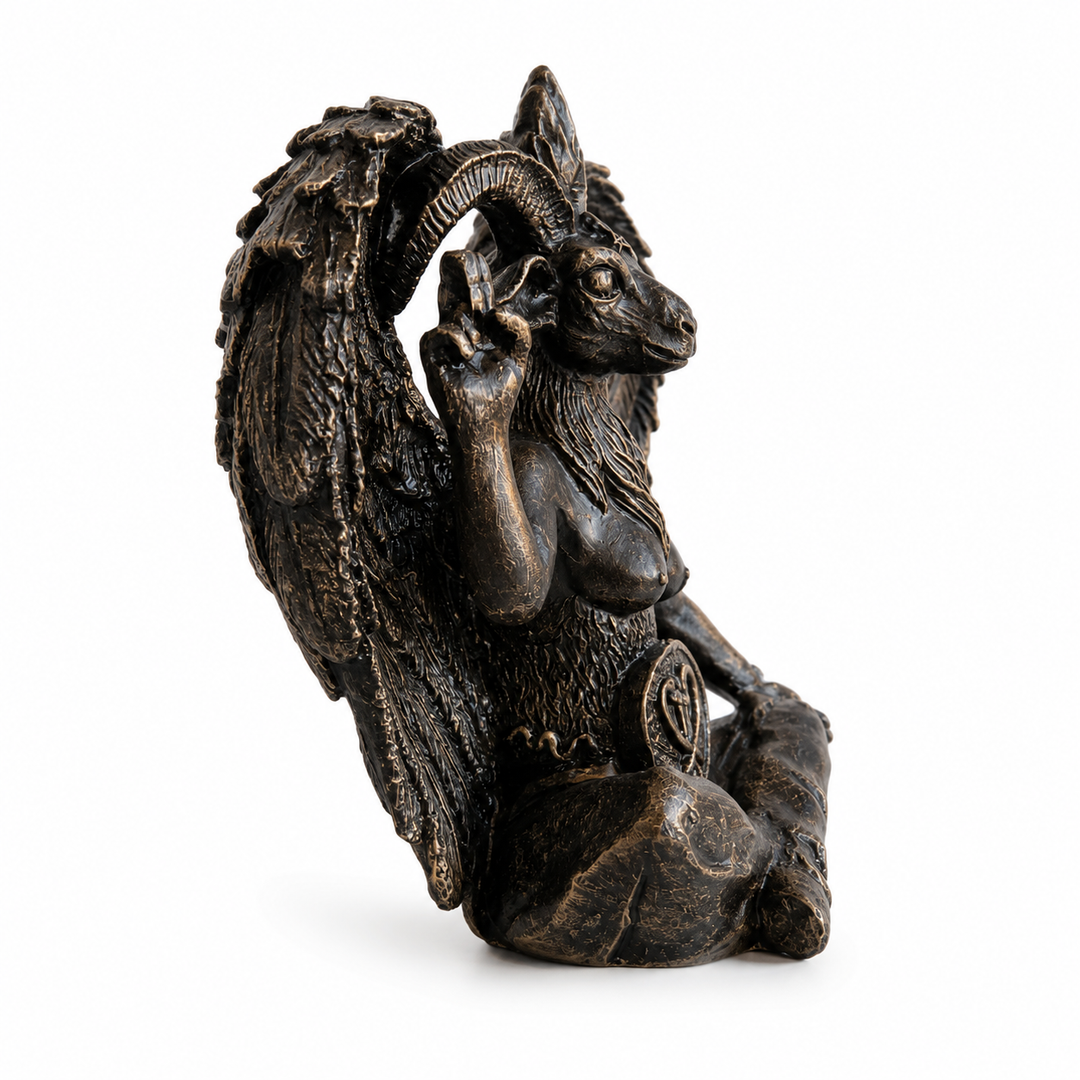ArkeoArt Baphomet Heykeli'nin yan profili. Heykelin üç boyutlu formunu, detaylı işçiliğini ve okült sembolizmden ilham alan karakteristik tasarımını gösteren el yapımı dekoratif eser.