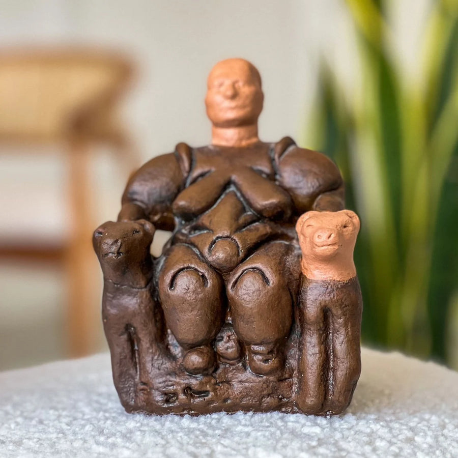 Çatalhöyük Kibele heykeli replikası lifestyle iç mekân görseli. Neolitik ana tanrıça figürü, antik Anadolu sanatını temsil eden arkeolojik dekoratif heykel. Müze tarzı kitaplık rafında sergilenen bu Çatalhöyük ana tanrıça heykeli, tarih öncesi sanat ve arkeoloji koleksiyonları için güçlü bir dekoratif obje. ArkeoArt tarafından üretilmiş müze kalitesinde Çatalhöyük Kibele statue replica, prehistoric mother goddess sculpture.