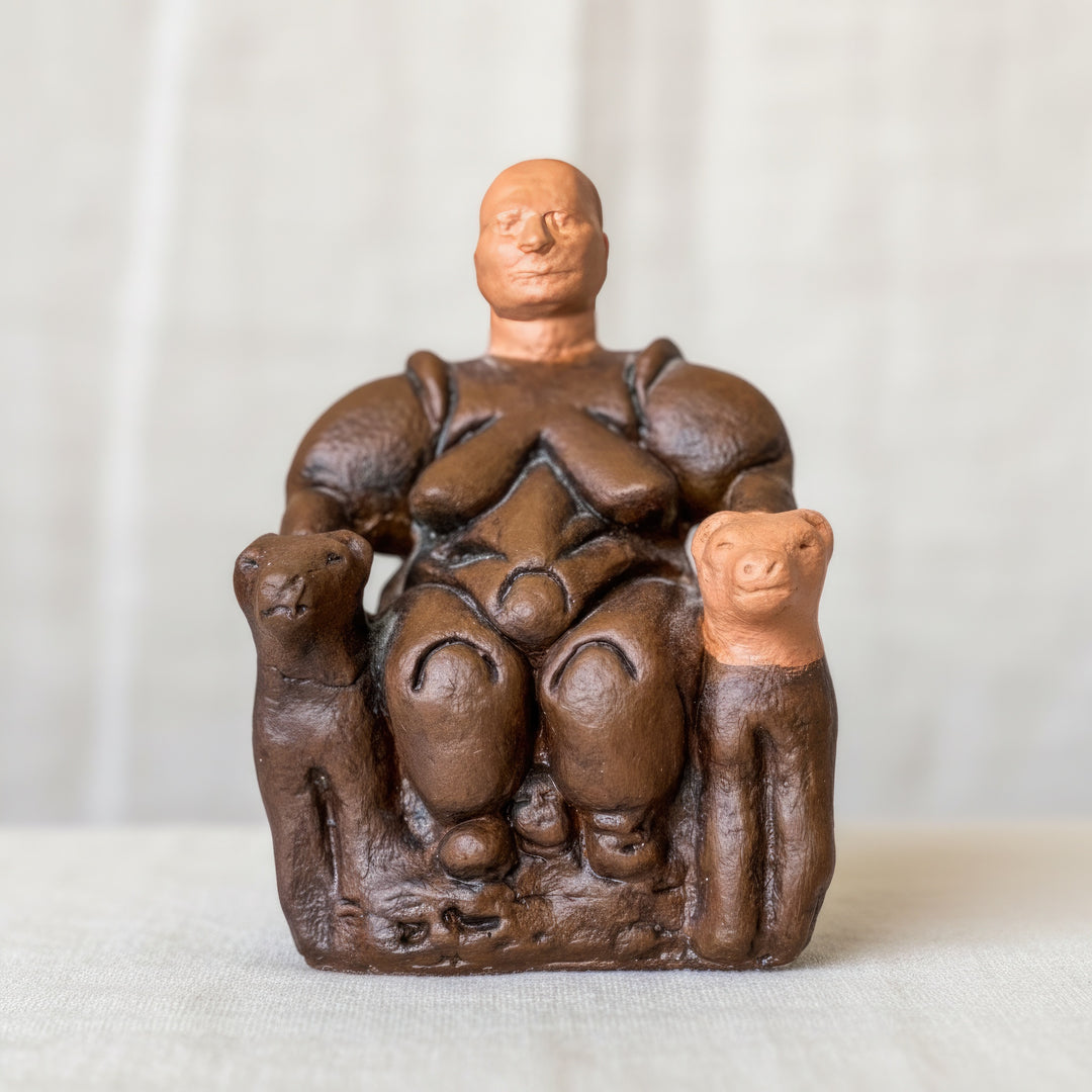 Çatalhöyük Kibele heykeli replikası beyaz arka plan karşıdan görünüm. Neolitik ana tanrıça figürü olarak bilinen bu Çatalhöyük mother goddess statue, tarih öncesi Anadolu sanatının en ikonik arkeolojik sembollerinden biridir. ArkeoArt atölyesinde üretilmiş müze kalitesinde arkeolojik heykel replikasıdır. Doğurganlık ve bereket sembolü olarak yorumlanan bu prehistoric goddess sculpture, arkeoloji koleksiyonları ve müze tarzı dekor için ideal bir antik sanat objesidir.