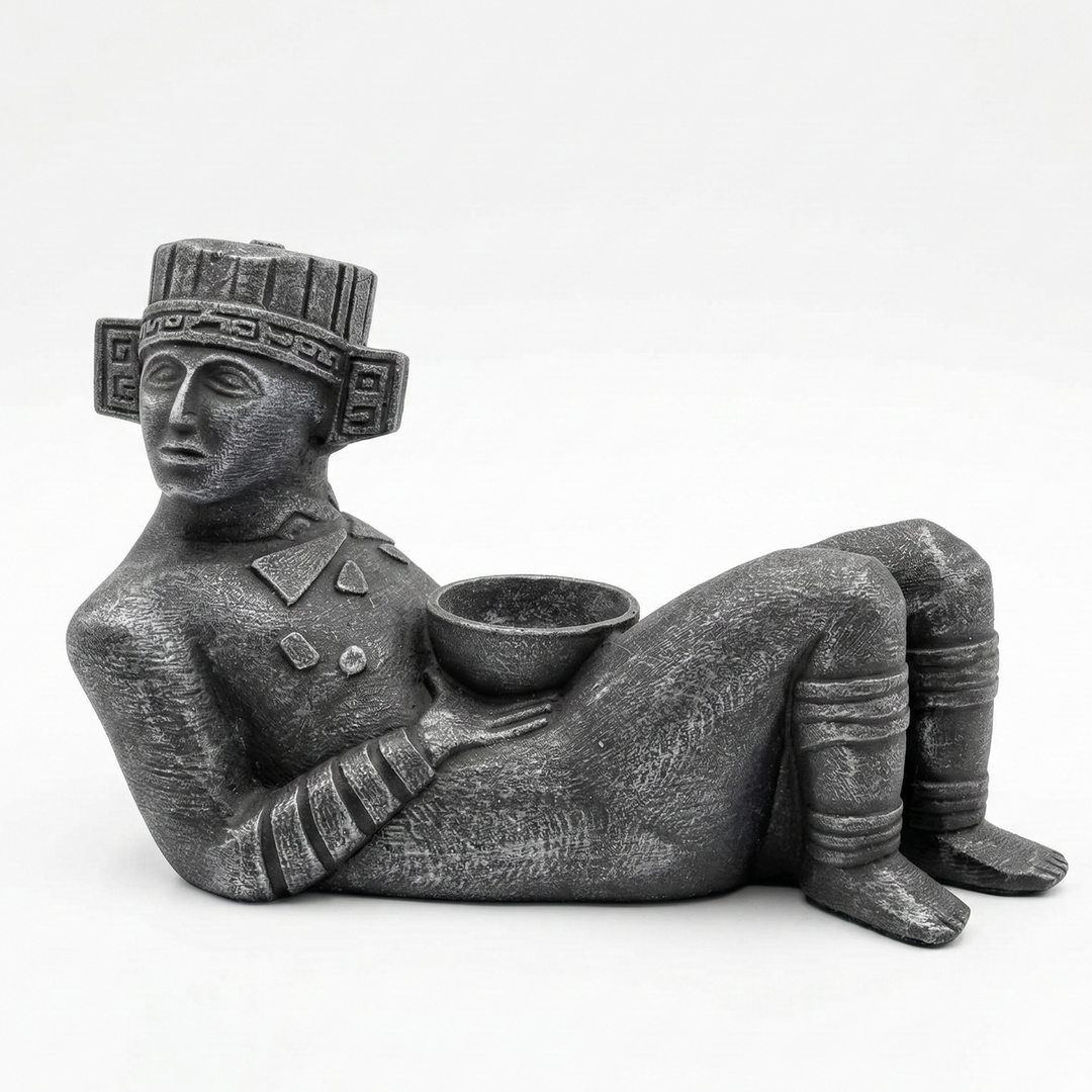 Chacmool heykelinin diğer yan görünümü, figürün simetrik yapısını ve detaylı yüzey işçiliğini ortaya çıkarır. Maya ve Toltek sanat geleneğinden ilham alan bu arkeolojik replikada, ritüel kullanımın sembolik unsurları net biçimde gözlemlenebilir, by ArkeoArt