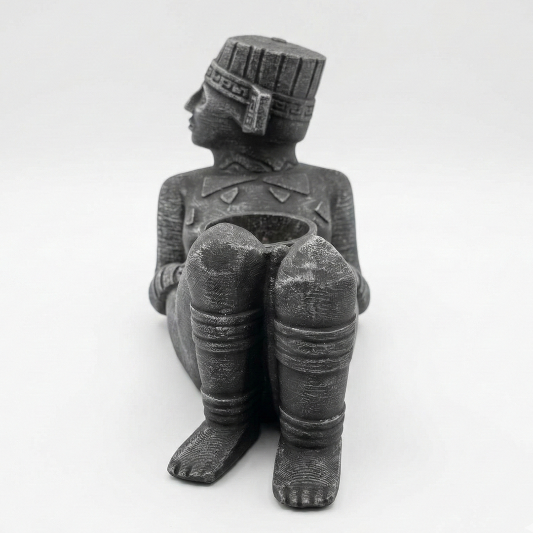 Chacmool figürü replikasının ön görünümü, Mesoamerika Maya ve Toltek kültürlerinden ilham alan sırtüstü uzanan ritüel heykel formunu detaylı şekilde yansıtır. Göğüs üzerinde yer alan sunu kabı ve karakteristik duruşu ile bu müze kalitesinde arkeolojik eser, koleksiyonluk dekor ve tarih temalı iç mekânlar için güçlü bir odak noktasıdır, by ArkeoArt