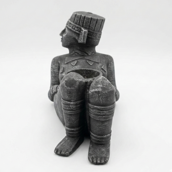 Chacmool figürü replikasının ön görünümü, Mesoamerika Maya ve Toltek kültürlerinden ilham alan sırtüstü uzanan ritüel heykel formunu detaylı şekilde yansıtır. Göğüs üzerinde yer alan sunu kabı ve karakteristik duruşu ile bu müze kalitesinde arkeolojik eser, koleksiyonluk dekor ve tarih temalı iç mekânlar için güçlü bir odak noktasıdır, by ArkeoArt