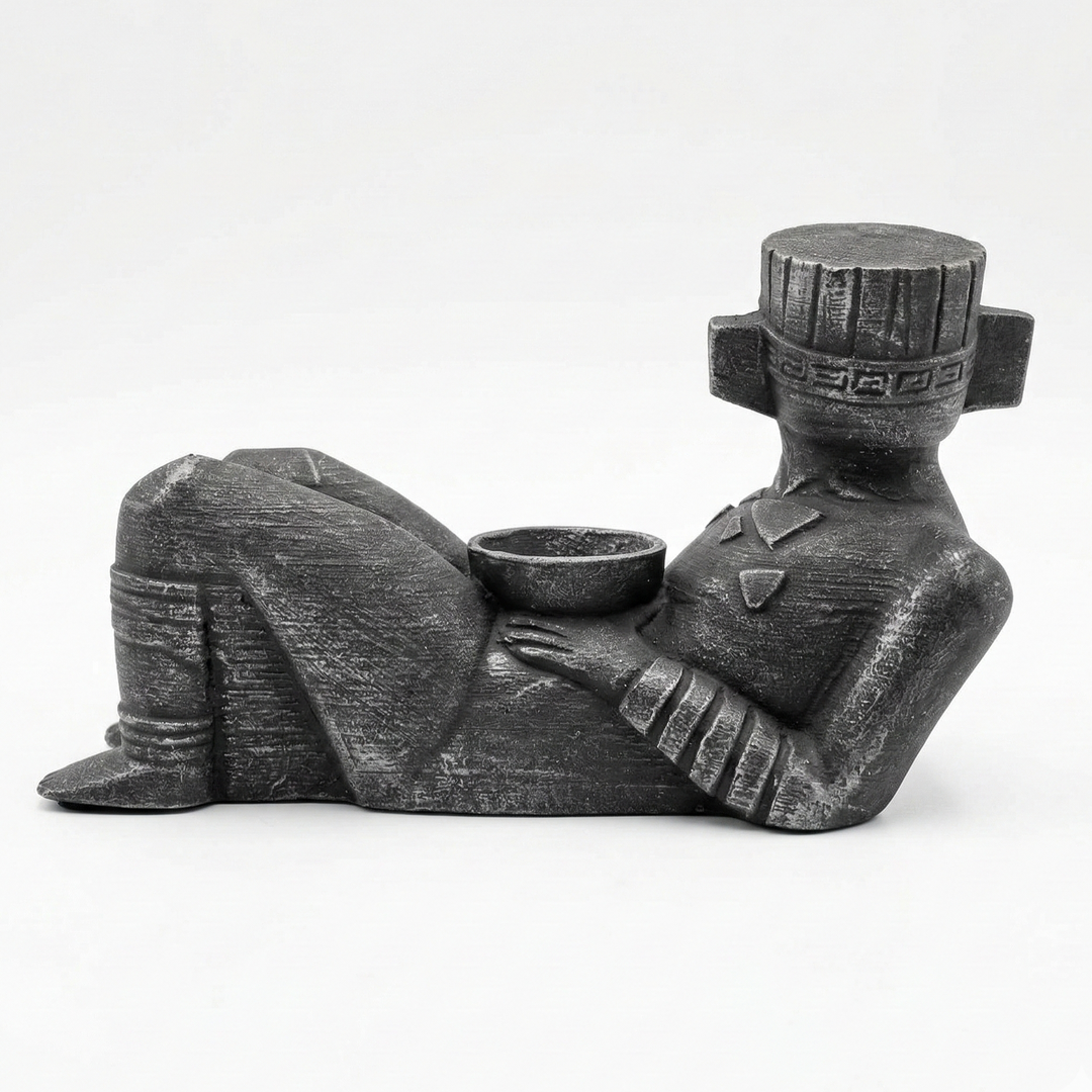 Chacmool heykelinin arka görünümü, figürün form bütünlüğünü ve yüzey patina dokusunu net şekilde ortaya koyar. Mesoamerika ritüel sanatına ait bu karakteristik form, Maya ve Toltek dönemlerine ait ikonografik özellikleri yansıtan müze kalitesinde arkeolojik replikadır, by ArkeoArt