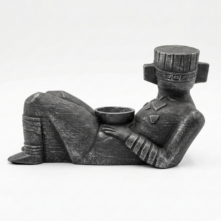 Chacmool heykelinin arka görünümü, figürün form bütünlüğünü ve yüzey patina dokusunu net şekilde ortaya koyar. Mesoamerika ritüel sanatına ait bu karakteristik form, Maya ve Toltek dönemlerine ait ikonografik özellikleri yansıtan müze kalitesinde arkeolojik replikadır, by ArkeoArt