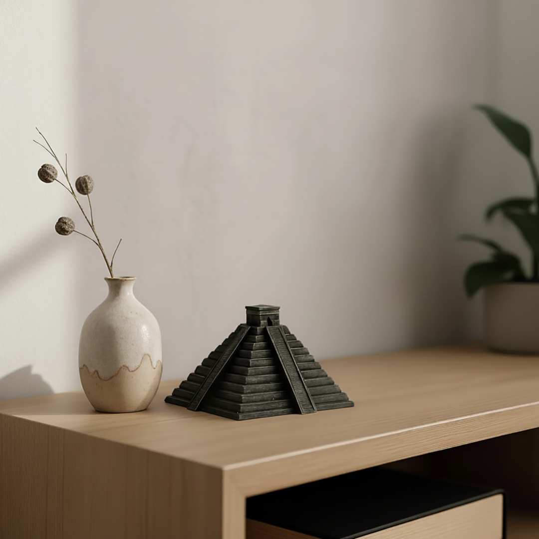 “Boho-style interior scene featuring the Chichen Itza Pyramid sculpture on a wooden console with natural tones and dried botanicals — blending archaeological art with modern home aesthetics.”
TR:
“Doğal tonlar ve kuru bitkilerle dekore edilmiş boho tarzı iç mekânda, ahşap konsol üzerinde sergilenen Chichen Itza Piramidi heykeli — arkeolojik sanatı modern ev estetiğiyle birleştirir.”