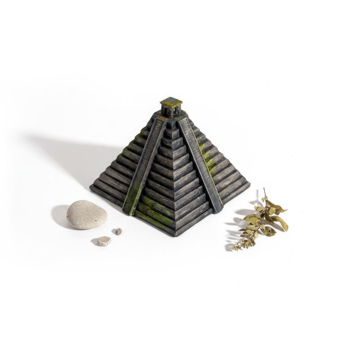 “Chichen Itza Pyramid Sculpture on a white background with small pebbles and dried grass — handcrafted Mayan temple replica symbolizing ancient Mesoamerican architecture and timeless cultural heritage.”
TR:
“Beyaz arka plan üzerinde küçük çakıl taşları ve kuru otlarla birlikte sergilenen Chichen Itza Piramidi Heykeli — antik Mezoamerikan mimarisini ve zamansız kültürel mirası simgeleyen el yapımı Maya tapınak replikası.”