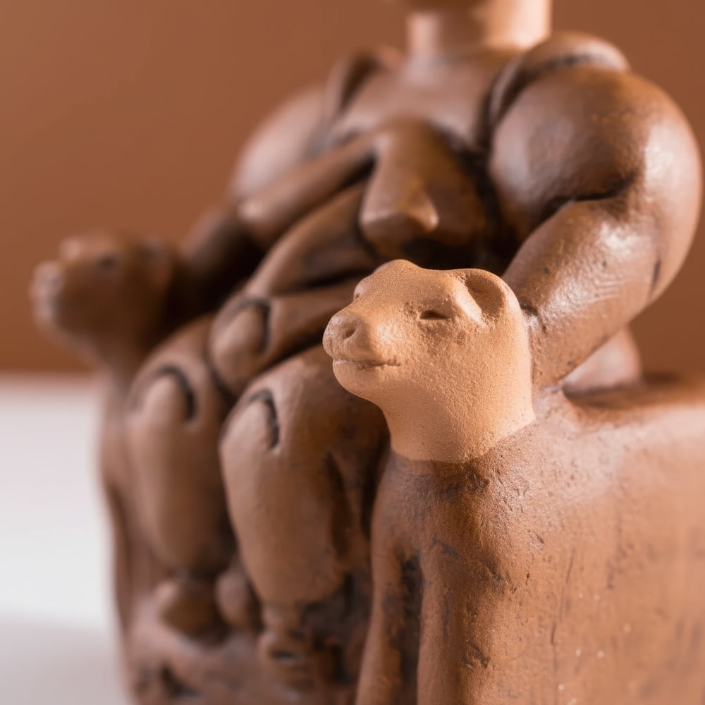 Çatalhöyük Kibele heykeli makro detay fotoğrafı. Neolitik ana tanrıça figürünün yüzey dokusu ve patina detaylarını gösteren yakın çekim görüntü. ArkeoArt tarafından hazırlanan bu prehistoric mother goddess statue replica, antik kil ve taş dokusunu yansıtan el işçiliği yüzeye sahiptir. Çatalhöyük ana tanrıça heykeli detayları arkeoloji meraklıları ve koleksiyoncular için tarih öncesi sanatın güçlü sembollerini gösterir.