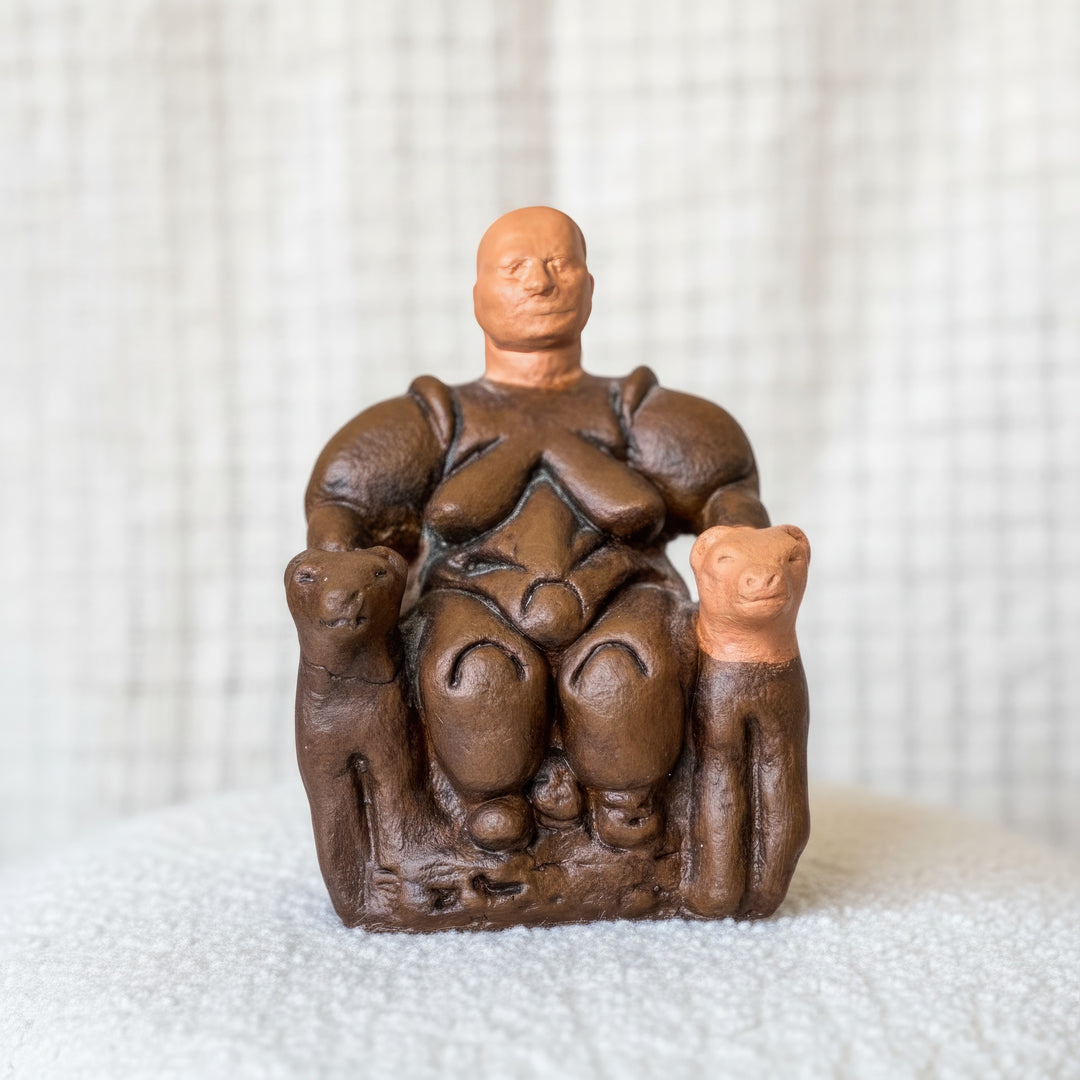 “Cybele Mother Goddess Replica placed on a white marble surface — minimalist scene emphasizing craftsmanship and spiritual serenity.”
TR:
“Beyaz mermer zemin üzerinde sergilenen Kibele Ana Tanrıça replikası; el işçiliğini ve ruhsal dinginliği vurgulayan sade bir kompozisyon sunuyor.”