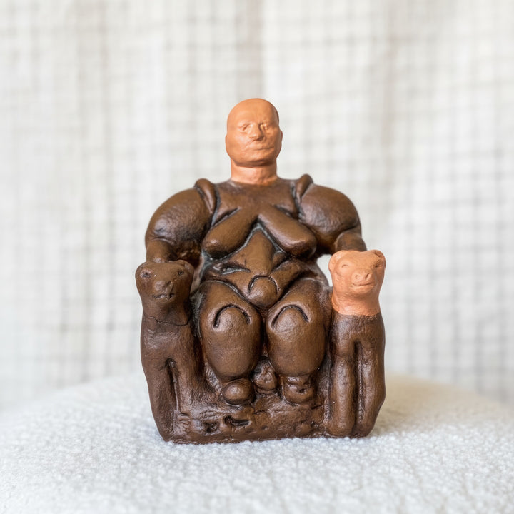 “Cybele Mother Goddess Replica placed on a white marble surface — minimalist scene emphasizing craftsmanship and spiritual serenity.”
TR:
“Beyaz mermer zemin üzerinde sergilenen Kibele Ana Tanrıça replikası; el işçiliğini ve ruhsal dinginliği vurgulayan sade bir kompozisyon sunuyor.”