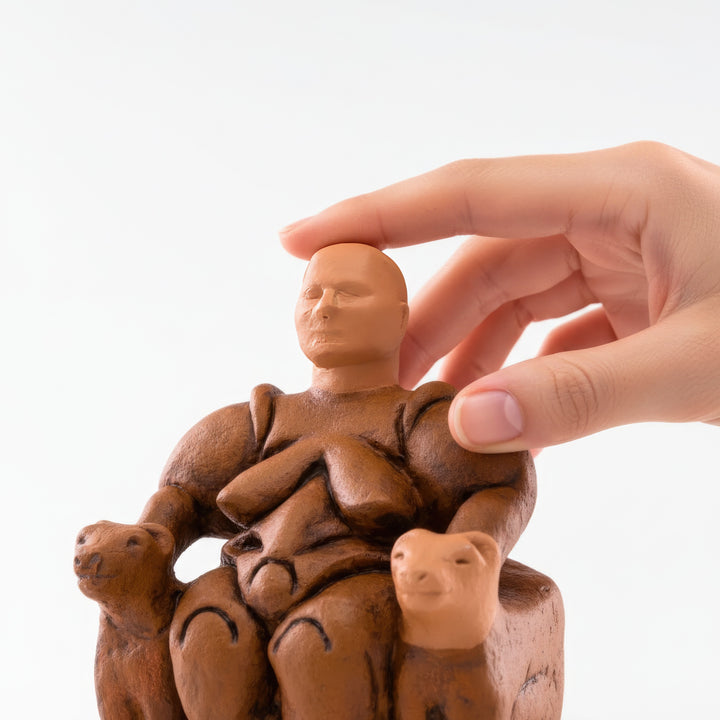 “Hand holding the Cybele Statue for scale, showing detailed curves and handcrafted ceramic texture inspired by Neolithic Çatalhöyük.”
TR:
“Kibele heykelinin elde tutulduğu ölçeklendirme görseli; Neolitik Çatalhöyük’ten esinlenen el işçiliği seramik dokusunu ve zarif hatlarını gösteriyor.”